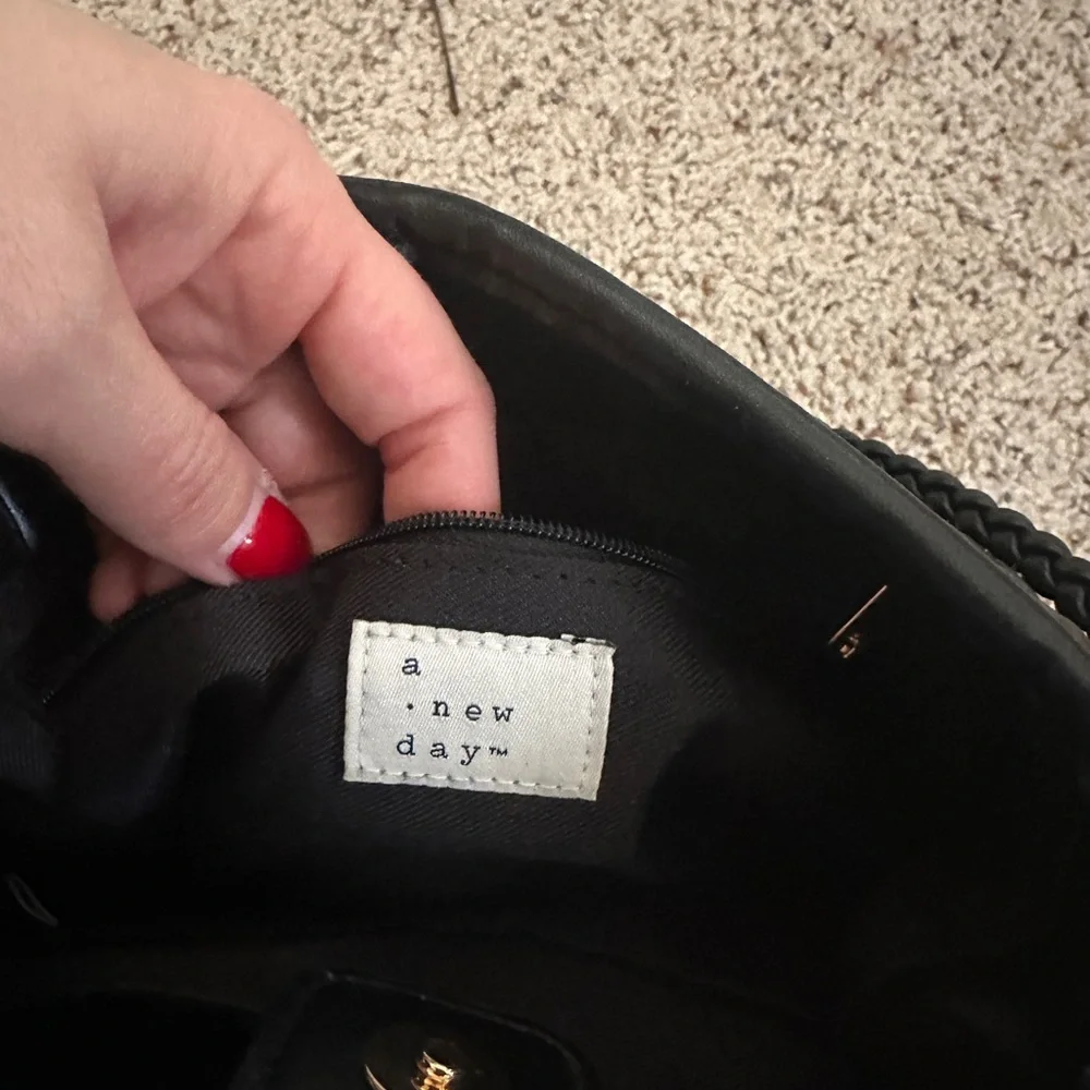 Elegant Black Woven Handbag - Picture 5 of 7